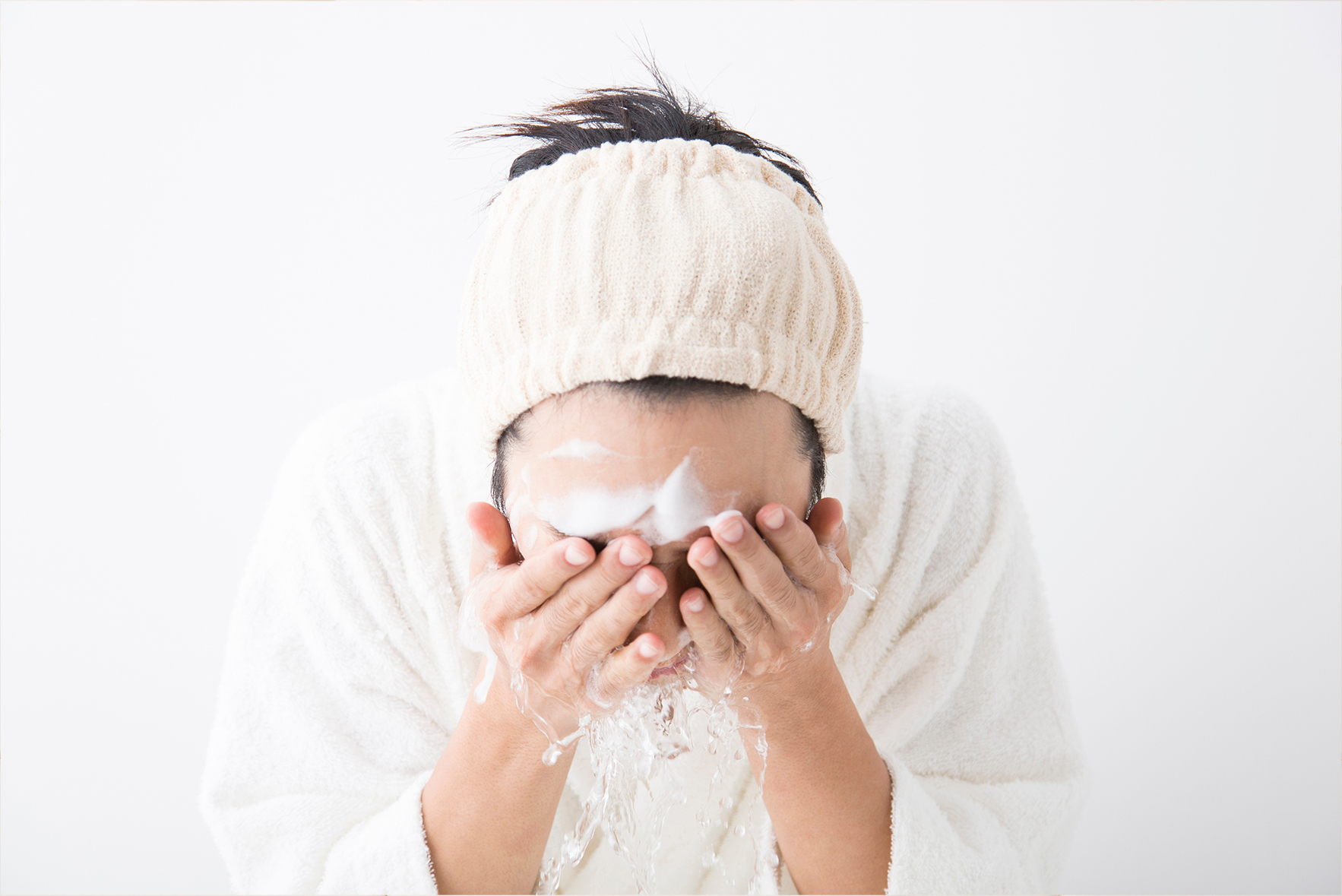間違った洗顔習慣に注意 - 洗いすぎや強い力でこするのは肌にダメージを与えます。