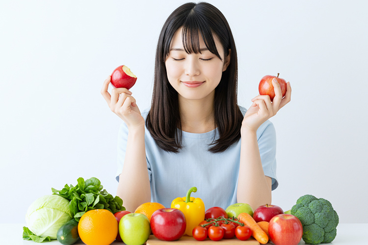 食生活で肌を整える女性