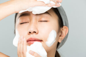 もっちりとした泡で優しく洗顔する女性の写真。正しい洗顔方法を紹介。