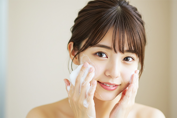 泡で優しく洗顔する女性