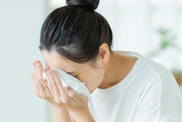 泡立てた石鹸で洗顔する女性。石鹸の泡が肌を優しく洗い上げ、健やかな美肌へ導きます。