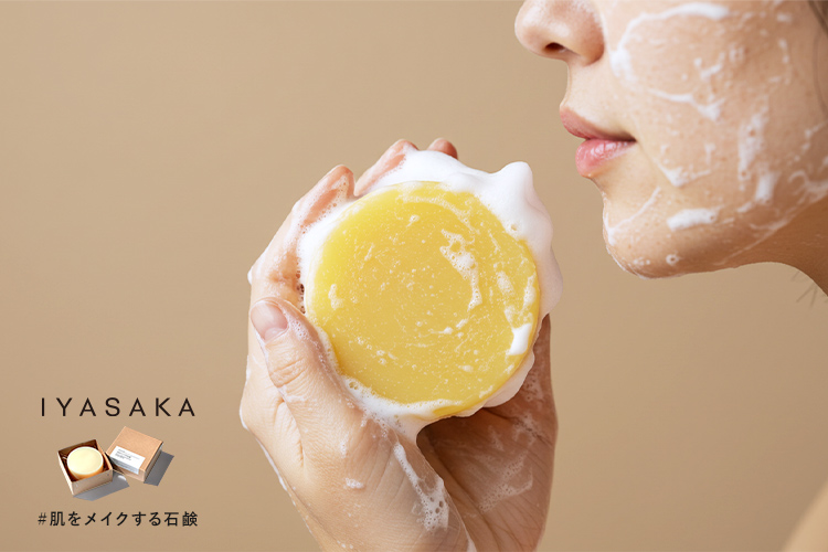 密泡で洗顔する女性の横顔。毛穴汚れを吸着する泡と#肌をメイクする石鹸が映る