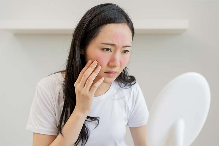 肌への刺激が気になる方へ。固形石鹸の低刺激な成分で優しく洗顔。