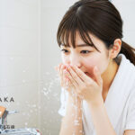 冷水で顔を洗う女性