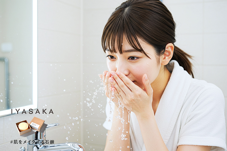 冷水で顔を洗う女性