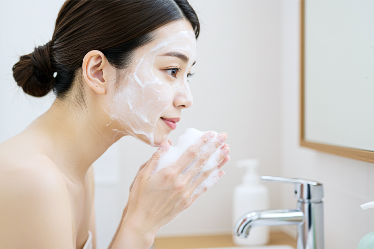 泡で顔を洗う女性