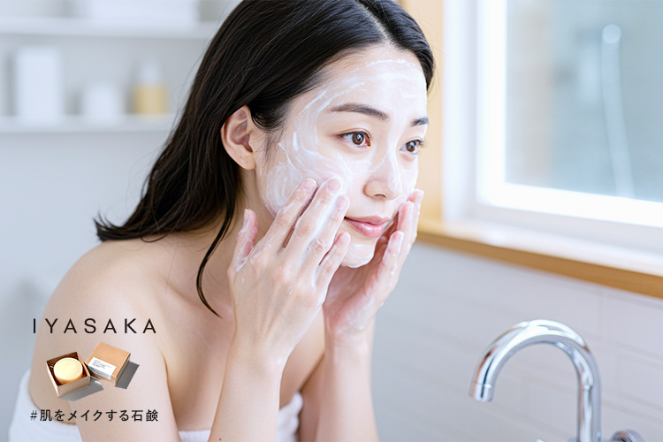 泡で洗顔する女性