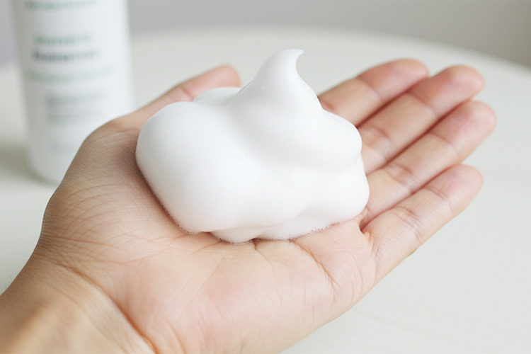 手のひらに出された洗顔フォームの画像