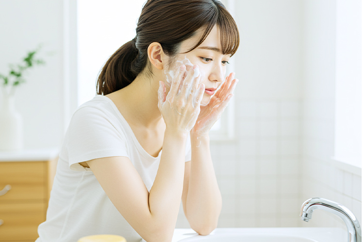 泡で洗顔する女性の画像