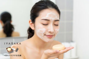 敏感肌におすすめの洗顔石鹸で洗顔する女性