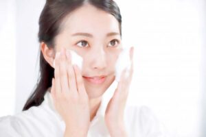 敏感肌の洗顔に悩む方へ。石鹸で優しく洗顔する女性