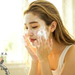 朝の洗顔はさっぱりと。泡立てネットで優しく洗いましょう。