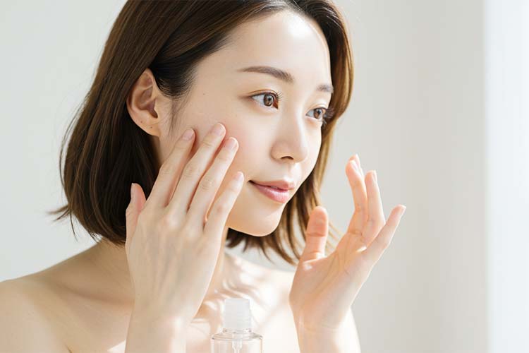 洗顔後のスキンケアで、肌の潤いを保つ。化粧水や乳液で保湿ケア。