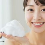 洗顔石鹸の泡で洗顔する女性