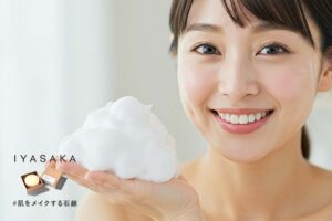 洗顔石鹸の泡で洗顔する女性