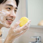 男性がコラーゲン配合の洗顔石鹸でニキビケアをしている様子