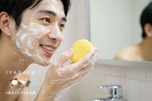 男性がコラーゲン配合の洗顔石鹸でニキビケアをしている様子