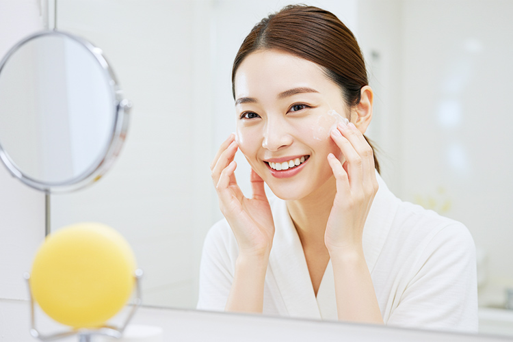 洗顔後のスキンケアをする女性