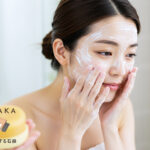 泡で洗顔する日本人女性と#肌をメイクする石