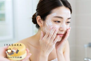 泡で洗顔する日本人女性と#肌をメイクする石