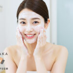 泡で洗顔する女性。肌がつやつやで健康的。