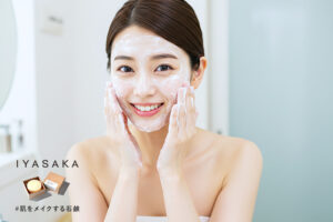 泡で洗顔する女性。肌がつやつやで健康的。