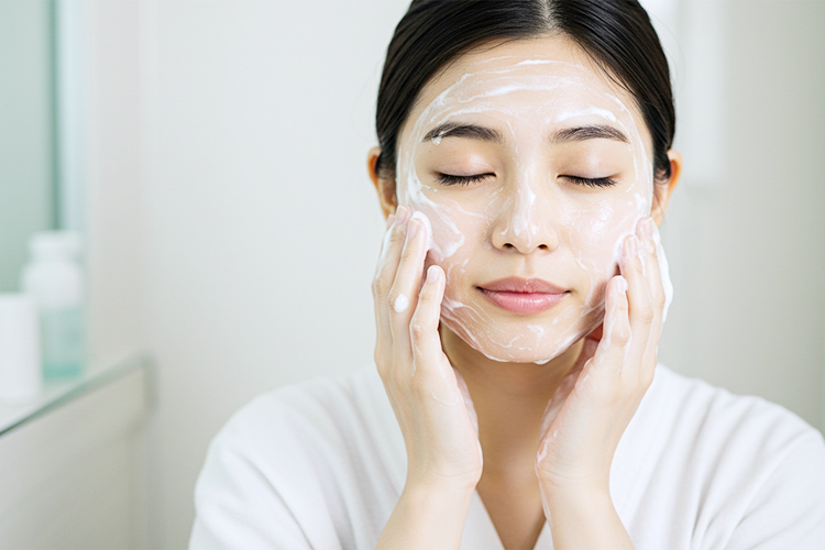 女性が泡で洗顔している様子。きめ細かい泡でリラックスした表情。