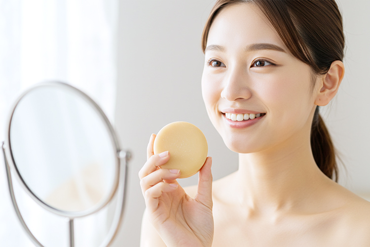 ツヤ肌で笑顔の女性と石鹸