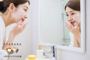 50代女性が泡で洗顔する様子。