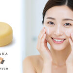 #肌をメイクする石鹸で洗顔する日本人女性。毛穴レス肌を目指したスキンケアシーン。