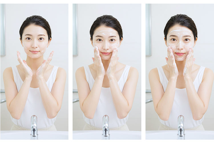 正しい洗顔方法の3ステップ。泡立て、泡を顔にのせ、洗い流す様子を日本人女性が実演。