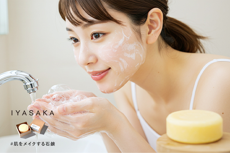 日本人女性がシミ予防に効果的な洗顔石鹸で優しく洗顔しているシーン