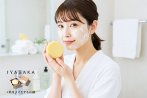 忙しい女性が#肌をメイクする石鹸で時短エイジングケア洗顔を行うシーン