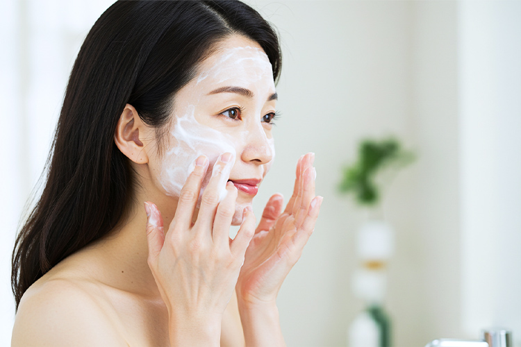 女性が#肌をメイクする石鹸の泡を顔に優しくのせるシーン