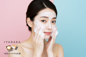 泡で洗顔する女性。美肌洗顔の正しい方法を実践中。