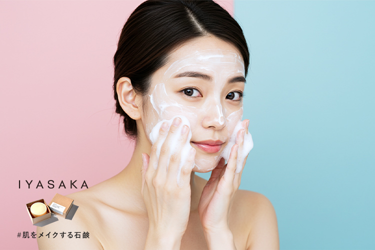 泡で洗顔する女性。美肌洗顔の正しい方法を実践中。