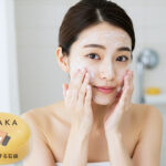 きめ細かい泡で洗顔する女性。手前にはベージュがかった黄色の丸い石鹸が映る。