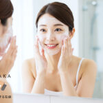 #肌をメイクする石鹸で洗顔する日本人女性。健康的でツヤのある肌。