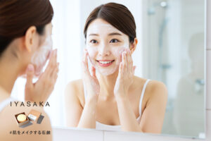 #肌をメイクする石鹸で洗顔する日本人女性。健康的でツヤのある肌。
