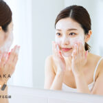 #肌をメイクする石鹸で洗顔する日本人女性