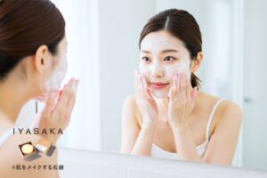 #肌をメイクする石鹸で洗顔する日本人女性