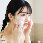 泡で洗顔する女性。肌がツヤツヤで清潔感のあるシー