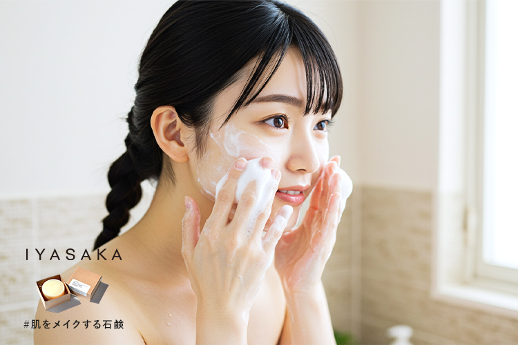 泡で洗顔する女性。肌がツヤツヤで清潔感のあるシー