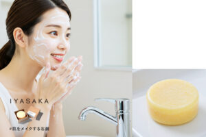 泡で洗顔する女性。肌が潤って見える。#肌をメイクする石鹸が洗面台に置かれている。