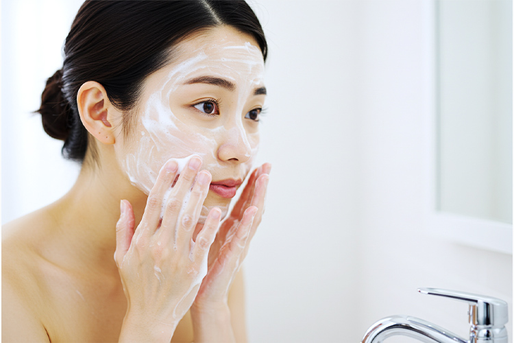 泡で洗顔する女性。