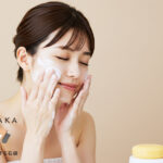 40代女性が濃密泡で洗顔する様子。