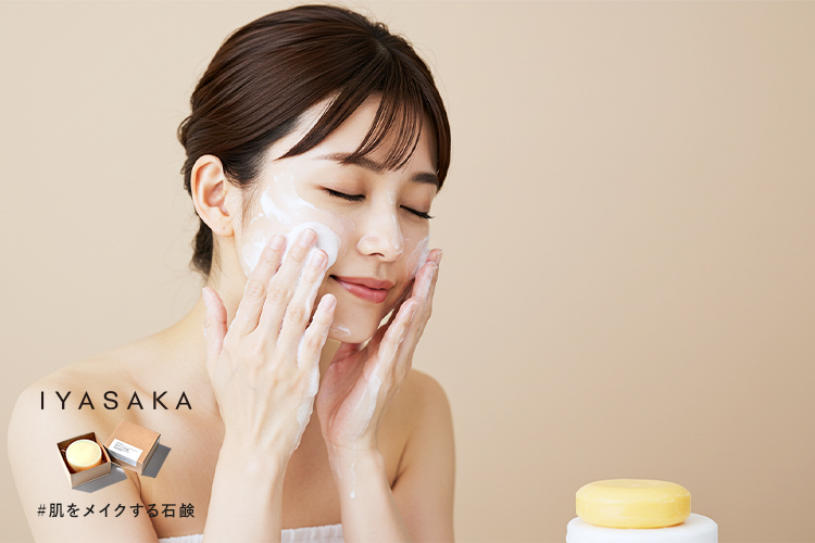 40代女性が濃密泡で洗顔する様子。