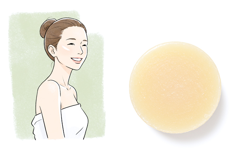 40代女性がすっぴんで笑顔の様子。肌は透明感があり、ノーファンデでも自信を持っていられる表情。