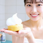 #肌をメイクする石鹸で作った濃密泡を手に乗せる女性