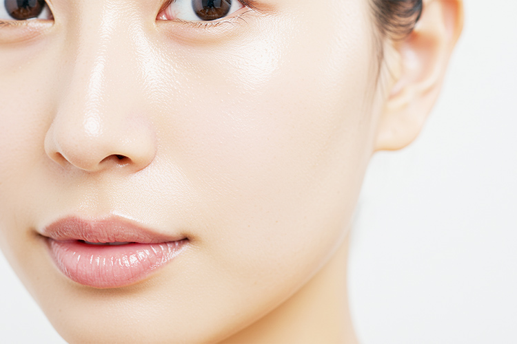 洗顔後の透明感のある肌の女性